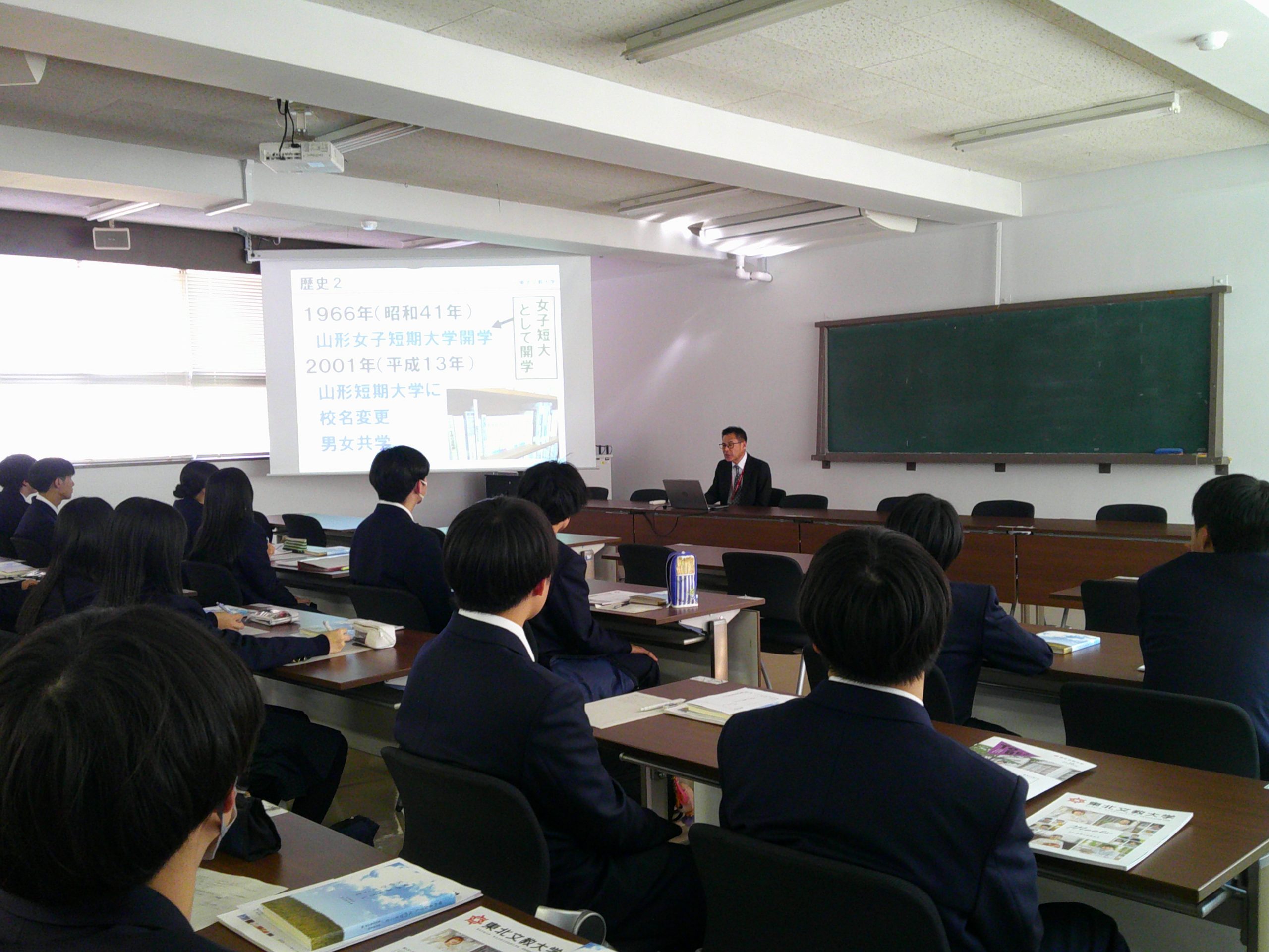 山形県立鶴岡中央高校の1年生が来学しました