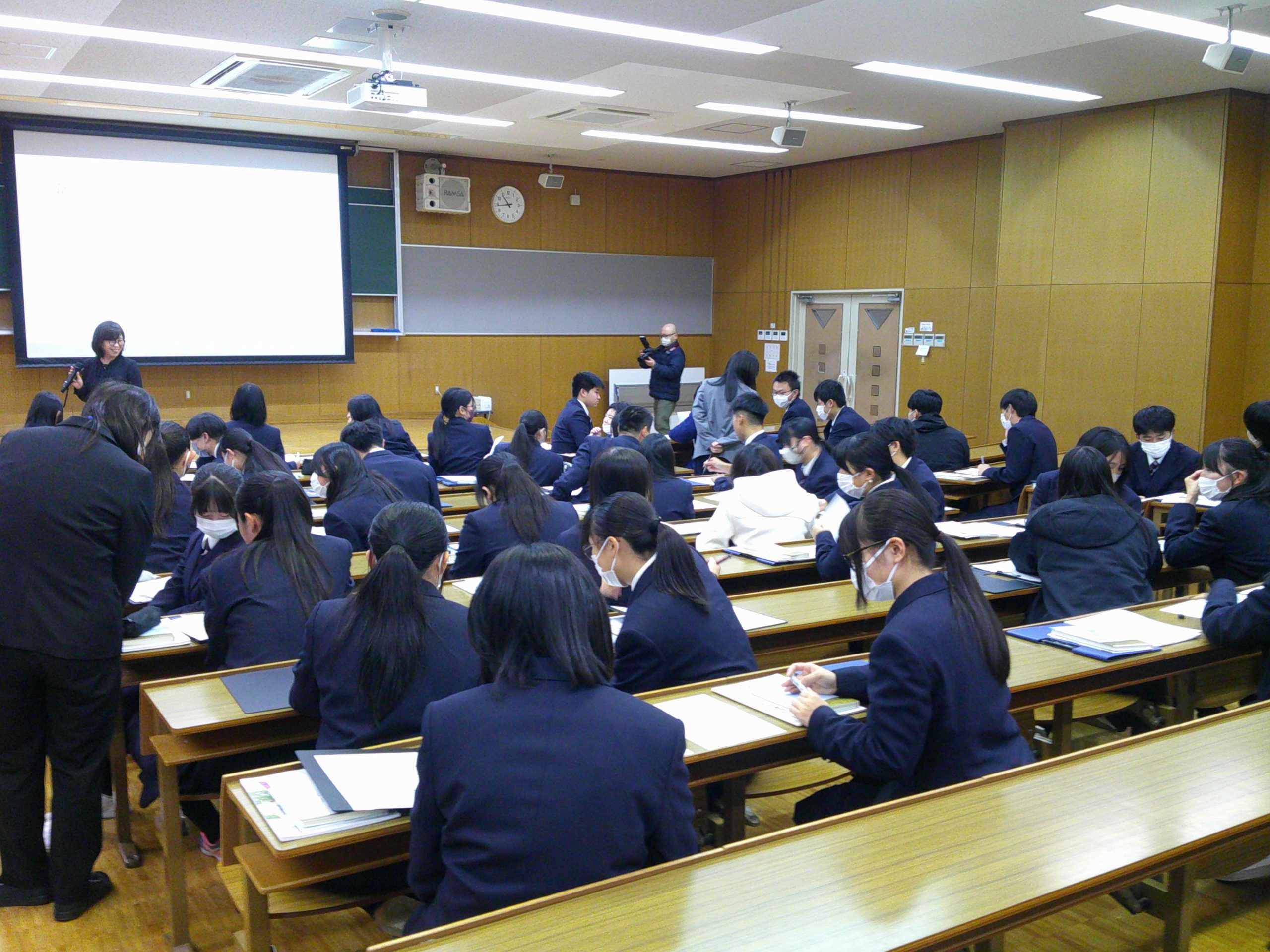 山形県立谷地高校の1年生が来学しました